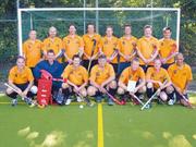 Bronze fr Limburgs Altherren-Hockeyspieler (stehend von links): Michael Felix, Peter Schmich, Andreas Mollandin, Christoph Glser, Christopher Zilliken, Stefan Saliger, Axel Jung und Mario Mller; kniend: Rolf Brass, Michel Knauth, Dr. Joachim Brtz, Olaf Jung, Michael von Kunhardt, Peter Koch und Chris Gerber.