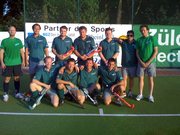 Limburgs Hockey-Traditionsmannschaft bangt um die WM-Teilnahme (stehend, von links): Peter Schmich, Jrgen Krumpholz, Christian Heberle, Olaf Jung, Axel Jung, Dirk Hilpisch, Christoph Glser. Kniend, von links: Peter Koch, Dr. Joachim Brtz, Stefan Saliger, Mario Mller.